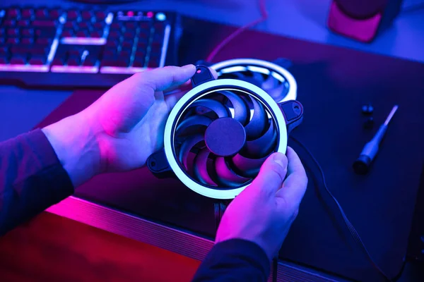 Las Manos Del Hombre Sostienen Ventilador Computadora Moderno Con Luz —  Fotos de Stock