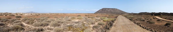 Fuerteventura, Kanárské ostrovy, Španělsko: cesta na horu Caldera, prastaré sopky ostrov Lobos (Islote de Lobos), malý ostrov se nachází necelé 2 kilometry severně od ostrova Fuerteventura — Stock fotografie