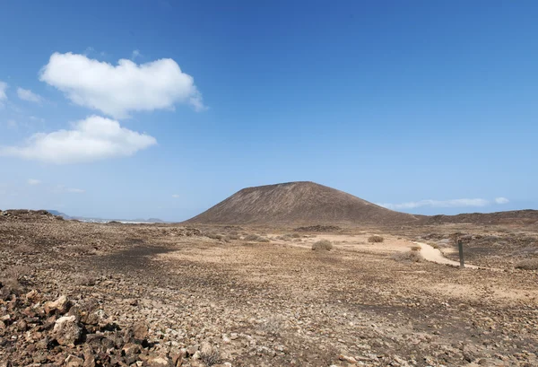 Canarische eilanden Fuerteventura, Spanje: het voetpad naar de berg van de Caldera, de oude vulkaan van Lobos eiland (Islote de Lobos), een klein eiland ligt slechts 2 kilometer ten noorden van het eiland Fuerteventura — Stockfoto