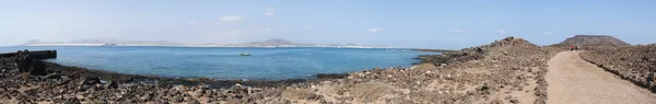 Fuerteventura, Kanarya Adaları, İspanya: patika Caldera dağ, Lobos Island (Islote de Lobos), eski volkan için küçük bir ada bulunan sadece 2 kilometre kuzeyinde Corralejo manzaralı Fuerteventura — Stok fotoğraf