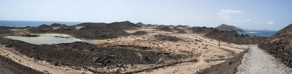 Fuerteventura, Kanári-szigetek, Spanyolország: a járda és a zöld lagúna a Lobos-szigetre (Islote de Lobos) északkeleti végén, egy kis sziget 2 km-re Fuerteventura — Stock Fotó