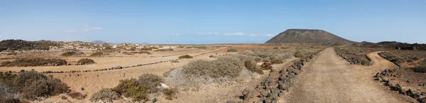 Fuerteventura, Kanarieöarna, Spanien: vandringsleden till berget Caldera, den gamla vulkanen ön Lobos (Islote de Lobos), en liten ö ligger bara 2 kilometer norr om ön Fuerteventura — Stockfoto
