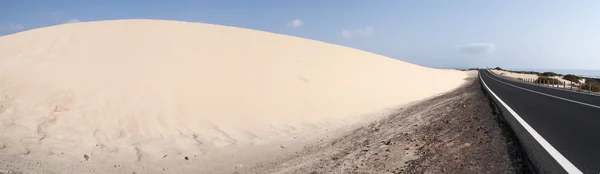 카나리아, 카나리아 제도, 스페인:도 공원 자연 데 호, 섬, 모래는 사하라에서 바다 건너 오는 시간에 의해 형성 된 모래 언덕 11 킬로미터의 지역의 모래 언덕의 국립 공원 사막 — 스톡 사진
