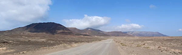 Fuerteventura, Canary Islands, Spain: breathtaking desert landscape on the dirt road to Punta de Jandia, the extreme southern cape of the island part of the Jandia natural park in the protected area of Morro del Jable — Stock Photo, Image