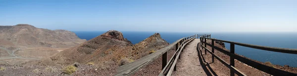 Fuerteventura, Kanarya Adaları, İspanya: belvedere yakınındaki village Las Afrika sahile en yakın coğrafi nokta işaretleme Playitas, Punta La Entallada deniz feneri, adlı ahşap çit — Stok fotoğraf