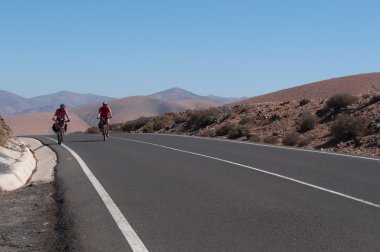 Fuerteventura, Kanarya Adaları, İspanya: iki bisikletçiler adanın Batı Yakası Pajara doğal yolu üzerinde bulunduğu 30'dan fazla döngüsü parça 225 kilometre toplam uzunluğu kapsayan