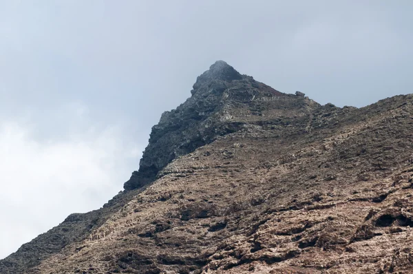 카나리아, 카나리아 제도, 스페인: 플 라 야 드 Cofete, 유명한 30 킬로미터 비치 섬 모로 델 제 블의 보호 영역에 잔디 아 자연 공원의 일부의 가장 인상적인 산들에 의해 뒷받침의 산의 정상 — 스톡 사진