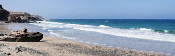 Fuerteventura, Islas Canarias, España: vista panorámica de Playa de Garcey, una playa remota, famosa entre los surfistas por sus olas, en la costa occidental de la isla donde se encuentra el naufragio de la nave American Star, naufragada en 1994 — Foto de Stock