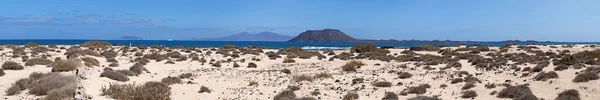 Fuerteventura, Wyspy Kanaryjskie, Hiszpania: wydmy na plaży z Grandes Playas (The Big plaże), jedną z znanych plaż miłośników kitesurfingu i windsurfingu, z wyspy Lobos, małej wyspie 2 km na północ od wyspy Fuerteventura — Zdjęcie stockowe