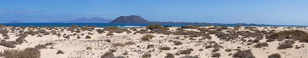 Fuerteventura, Kanarya Adaları, İspanya: kum tepeleri üzerinde plaj, Grandes Playas (büyük plajları), ünlü Plajlar kitesurfing ve Rüzgar Sörfü, Lobos ada, küçük bir ada 2 km kuzeyinde Fuerteventura — Stok fotoğraf