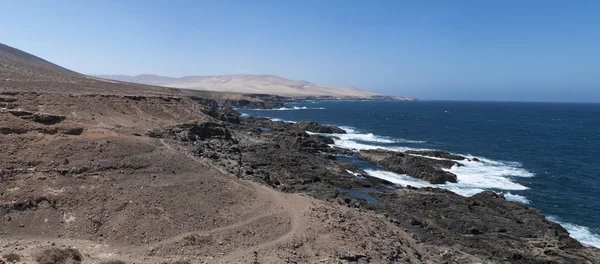 Fuerteventura: az Atlanti-óceán és a sziklák a sziget nyugati partja — Stock Fotó