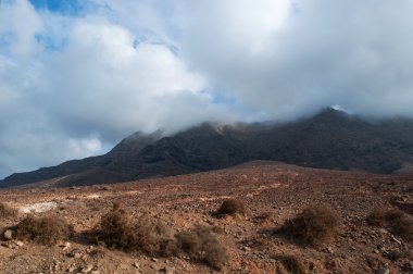 Fuerteventura, Kanarya Adaları, İspanya: Playa de Cofete, adanın Morro del Jable korunan alan Jandia doğal parkında parçası en etkileyici Dağları tarafından desteklenen bir 30 kilometre plaj havadan görünümü