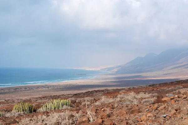 Fuerteventura, Wyspy Kanaryjskie, Hiszpania: widok z lotu ptaka z Playa de Cofete, plaża 30 kilometrów, wspierany przez najbardziej imponujące góry, wyspy, część parku Jandia w obszar chroniony w Morro del Jable — Zdjęcie stockowe