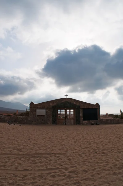 Fuerteventura, Isole Canarie, Spagna: la porta del Cementerio del Cofete, il cimitero sulla spiaggia Playa de Cofete (una spiaggia di 30 chilometri nel parco naturale di Jandia) dove sono sepolti i locali, i vagabondi e le vittime dell'annegamento — Foto Stock