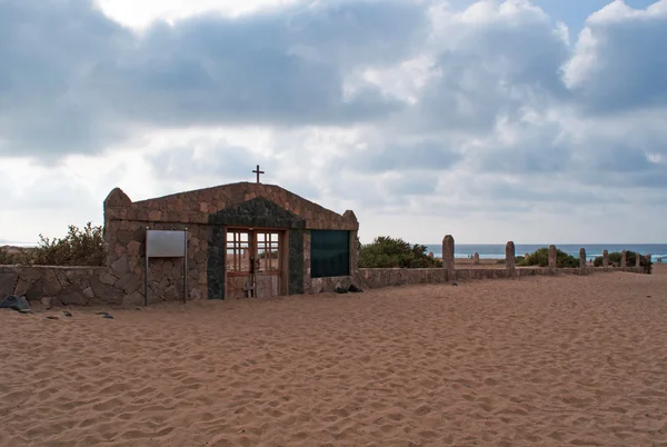 Fuerteventura, Kanarieöarna, Spanien: utfärda utegångsförbud för av det Cementerio del Cofete, kyrkogården på stranden Playa de Cofete (en 30 kilometer strand i naturparken Jandia) där är begravda lokalbefolkningen, vagabonder och drunknar offer — Stockfoto