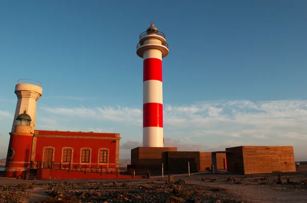 Fuerteventura, Islas Canarias, España: vista al atardecer del Faro de El Toston (Faro Toston o Faro de El Cotillo), cuya estructura original fue inaugurada en 1897 en el noroeste de la isla, cerca del pueblo pesquero de El Cotillo — Foto de Stock