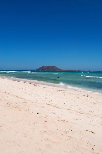 Fuerteventura, Canary islands, Spain: panoramic view of the beach of Grandes Playas (The Big Beaches), one of the famous beaches for kitesurfing and windsurfing, with Lobos Island, a small island 2 km north of Fuerteventura — Stock Photo, Image