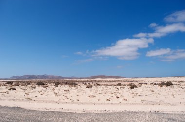 Fuerteventura, Kanarya Adaları, İspanya: çöl yolun ve Parque doğal de Corralejo, kum tepeleri adanın Sahara Okyanus ötesinden gelen kum ile zamanla oluşan tepeleri ile 11 km alan Milli Parkı