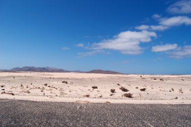 Fuerteventura, Kanarya Adaları, İspanya: çöl yolun ve Parque doğal de Corralejo, kum tepeleri adanın Sahara Okyanus ötesinden gelen kum ile zamanla oluşan tepeleri ile 11 km alan Milli Parkı