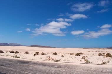 Fuerteventura, Kanarya Adaları, İspanya: çöl yolun ve Parque doğal de Corralejo, kum tepeleri adanın Sahara Okyanus ötesinden gelen kum ile zamanla oluşan tepeleri ile 11 km alan Milli Parkı