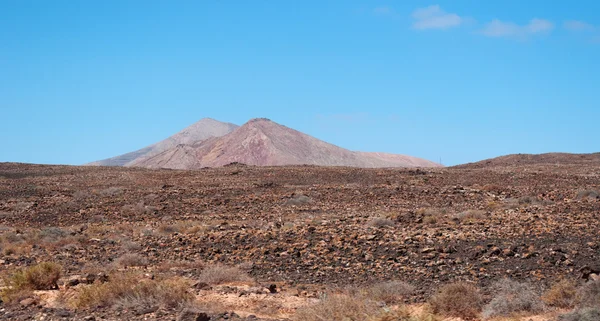 Fuerteventura, Kanári-szigetek, Spanyolország: Légifelvételek a sivatagi táj és a hegyek, láttam az egyik a sok földutak, átkelés a sziget — Stock Fotó