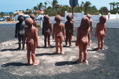 Fuerteventura, Kanarya Adaları, İspanya: Caminos gökyüzüne hayranlıkla bakarken çocuk temsil eden Kübalı sanatçı Lisbet Fernandez Ramos bir dolambaçlı adanın güney rota boyunca üzerinde tarafından 2007 yılında yapılan kamu heykel grubu 