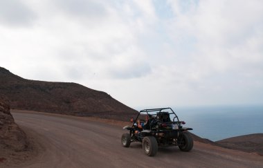 Fuerteventura, Kanarya Adaları: bir kumul Playa de Cofete, adanın Morro del Jable korunan alan Jandia doğal parkında parçası en etkileyici Dağları tarafından desteklenen ünlü 30 kilometre plaja giden yolda bol