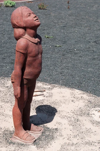 Fuerteventura, Kanarieöarna, Spanien: Detaljer för allmänheten skulpturala grupp Caminos gjort under 2007 av kubanska konstnären Lisbet Fernandez Ramos på en rondell längs den södra sträckningen av ön, som företräder barn tittar upp i himlen med förundran — Stockfoto