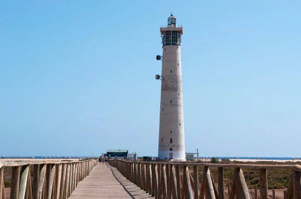 Fuerteventura, Kanarieöarna, Spanien: trästaket och Morro Jable fyren (Faro de Morro Jable), den högsta fyren i Kanarieöarna, öppnades 1991 vid kanten av stranden nära Morro Jable, den sydligaste staden på ön — Stockfoto