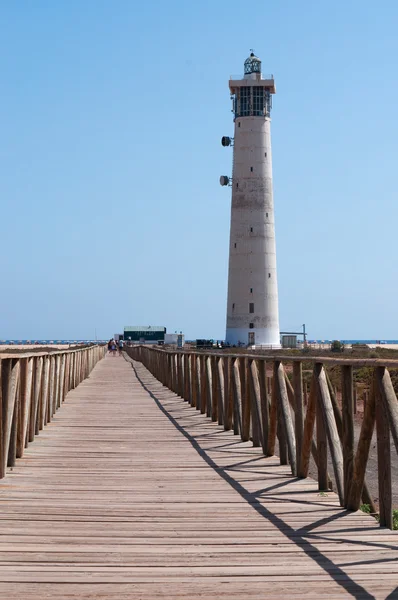 Fuerteventura, Islas Canarias, España: cerca de madera y el Faro de Morro Jable (Faro de Morro Jable), el faro más alto de Canarias, abierto en 1991 en el borde de la playa cerca de Morro Jable, la ciudad más meridional de la isla — Foto de Stock