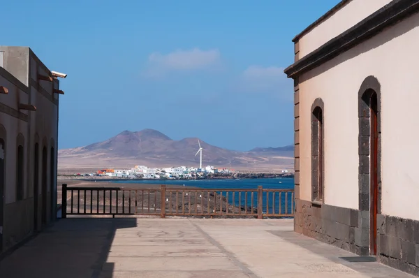 Fuerteventura, Ilhas Canárias, Espanha: Puerto de la Cruz, a aldeia mais meridional da ilha, vista do Farol de Punta de Jandia no extremo sul do cabo dentro do parque natural Jandia na área protegida Morro Jable — Fotografia de Stock