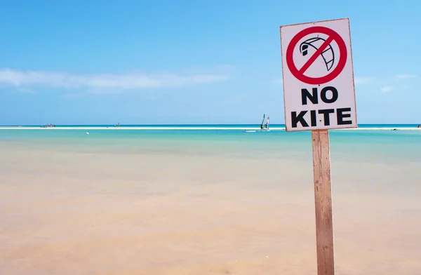 Fuerteventura, Canary Islands, Spain: kitesurfing ban sign at the lagoon of the beach Playa de Jandia, one of the most famous beaches of the island in the Jandia Peninsula, a natural park running from Morro Jable to Costa Calma — Stock Photo, Image