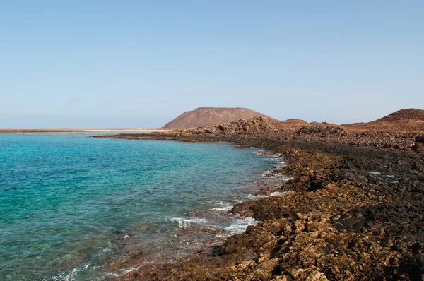 Canarische eilanden Fuerteventura, Spanje: het kristalheldere water van de Atlantische Oceaan en panoramisch uitzicht van Lobos eiland (Islote de Lobos), een klein eiland ligt slechts 2 kilometer ten noorden van het eiland Fuerteventura — Stockfoto