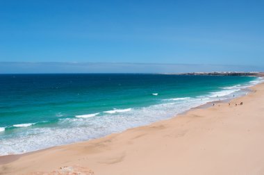 Fuerteventura, Kanarya Adaları, İspanya: kayalar ve kum tepeleri, Playa del Aguila (El Aguila), Kuzeybatı kıyısında, El Cotillo Köyü yakınında en ünlü plajlarından havadan görünümü 