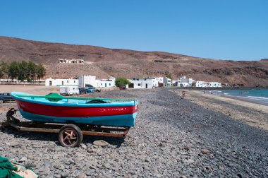 Fuerteventura, Kanarya Adaları, İspanya: siyah plaj ve Pozo Negro, bir balıkçı köyü olan siyah beach lav tarafından oluşturulduğu Turistlik uzak beyaz evler gemilerde akar milyonlarca yıl önce
