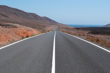 Fuerteventura, Kanarya Adaları, İspanya: Görünüm Çölü ve volkanik manzara asfalt yolda Pozo zenci, küçük bir balıkçı köyü turistler tarafından kalabalık yerlerden uzak görüldü