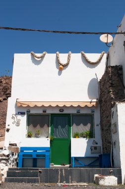 Fuerteventura, Kanarya Adaları, İspanya: beyaz bir ev üzerinde siyah beach, Pozo Negro, bir balıkçı köyü olan siyah beach lav tarafından oluşturulduğu Turistlik uzak akar milyonlarca yıl önce