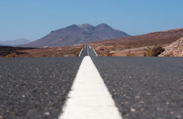 Canarische eilanden Fuerteventura, Spanje: uitzicht op de woestijn en het vulkanische landschap van het asfalt op de weg tot Pozo Negro, een klein vissersdorp uit de buurt van de plaatsen overbevolkt door toeristen zien — Stockfoto