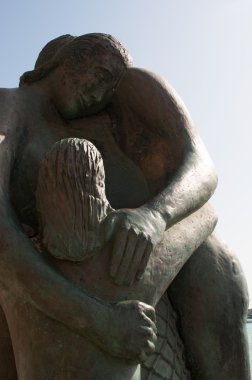 Fuerteventura, Kanarya Adaları, İspanya: denizci, Paco Curbelo noktasında işlem Corralejo ve kucaklama denizci ve ailesi arasında temsil eden sanatçı tarafından yapılan bir heykel Anıtı ayrıntılarını