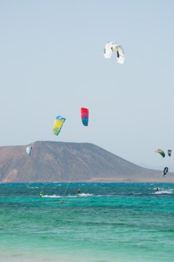 Fuerteventura, Kanarya Adaları, İspanya: kitesurfing üzerinde plaj, Grandes Playas (büyük plajları), ünlü Plajlar kitesurfing ve Rüzgar Sörfü, Lobos Adası manzaralı küçük bir ada 2 km kuzeyinde Fuerteventura