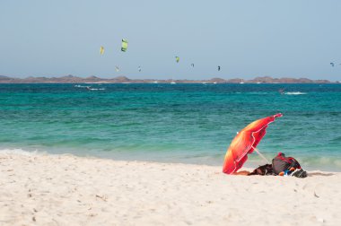 Fuerteventura, Kanarya Adaları, İspanya: kitesurfing ve plaj şemsiye üzerinde plaj, Grandes Playas (büyük plajları), ünlü plajlarından kitesurfing ve Rüzgar Sörfü, Lobos, küçük Adası 2 km kuzeyinde Fuerteventura manzaralı