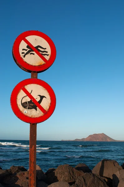 小さな島がちょうど 2 キロ フェルテベントゥラ島の北に位置する水泳、ロボス島 (トロピカルアイランド · デ · ロボス) のビューとコラレホの釣りを禁止するフェルテベントゥラ島、カナリア諸島、スペイン: 標識、 — ストック写真