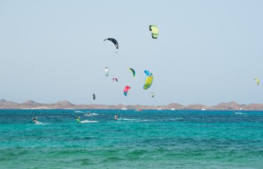 Fuerteventura, Kanarya Adaları, İspanya: kitesurfing üzerinde plaj, Grandes Playas (büyük plajları), ünlü Plajlar kitesurfing ve Rüzgar Sörfü, Lobos Adası manzaralı küçük bir ada 2 km kuzeyinde Fuerteventura