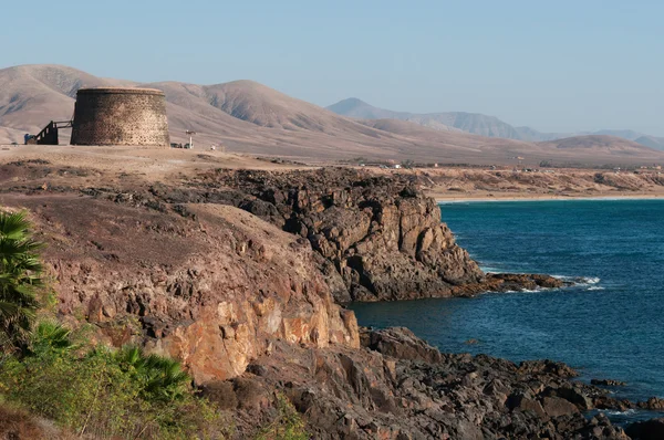 Fuerteventura, Ilhas Canárias, Espanha: vista aérea do Oceano Atlântico com vista para o penhasco com o Castillo de el Toston (Torre ou Castelo de Toston), torre de vigia construída para defesa no século XVIII na aldeia de El Cotillo — Fotografia de Stock