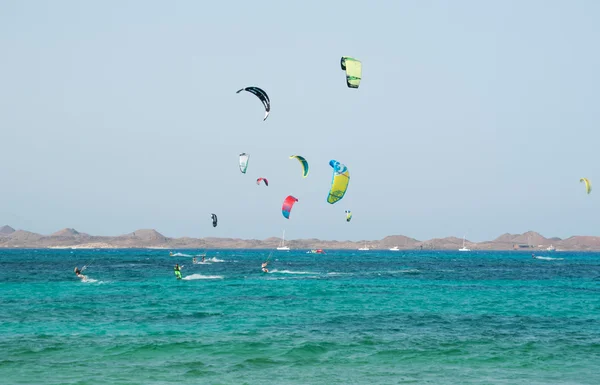 Fuerteventura, Îles Canaries, Espagne : kitesurf sur la plage des Grandes Playas (Les Grandes Plages), l'une des célèbres plages de kitesurf et planche à voile, avec vue sur l'île de Lobos, une petite île à 2 km au nord de Fuerteventura — Photo