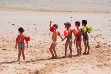 Fuerteventura, Kanarya Adaları, İspanya: çocuklar Corralejo, adanın kuzeyinde en önemli turistik kentlerinden biri sahilde oynarken bir grup