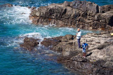 Fuerteventura: bir adam ve bir çocuk adanın batı kıyısında buzlu Balık tutma 