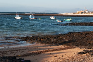 Fuerteventura, Kanarya Adaları, İspanya: görünümü Majanicho, küçük bir köy olarak birçok majoreros tarafından kullanılan korumalı bir koyda yer alan beyaz evler ve küçük bağlantı noktası