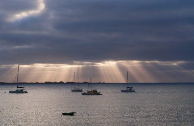 Fuerteventura, Kanarya Adaları, İspanya: yelkenli crepuscular ışınları şafak Corralejo beach Island ' ın Kuzey Lobos Adası (Islote de Lobos), profil görünümü ile küçük bir ada ve sadece 2 kilometre kuzeye 