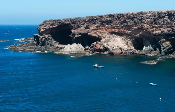 Fuerteventura, Kanarya Adaları, İspanya: Ajuy, balıkçı köyü, mağaralar, siyah Kumsalı ve renkli tekneler için ünlü adanın batı kıyısında mağaralara önde gelen bir uçurumun üstünde patika — Stok fotoğraf